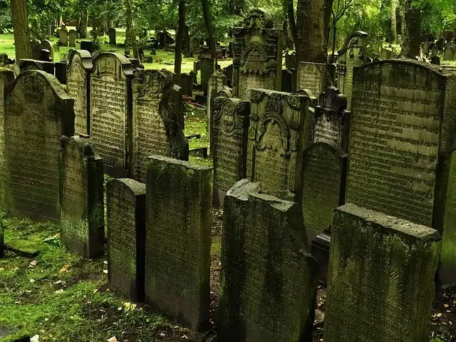 Zdjęcie Co oznaczają kamyki na macewach? Odkryj ich głęboką symbolikę